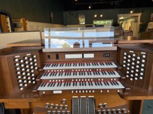 Allen Q325 - 3 manual, mechanical drawknobs, external audio, one year warranty