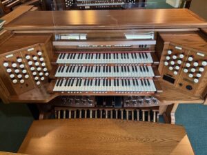 Rodgers 928 - 3 manual, mechanical drawknobs, external audio